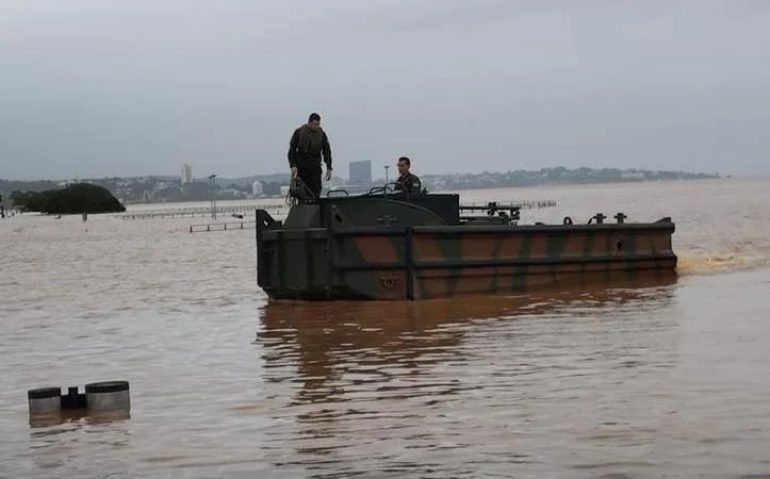 Exército Brasileiro atua no resgate de pessoas e animais na região metropolitana (Foto: Felipe Uhr / CP)