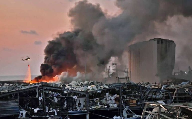Perigo: em agosto do ano passado, nitrato de amônio armazenado no porto de Beirute, no Libano, explodiu, deixando 100 mortos Foto: STR / AFP