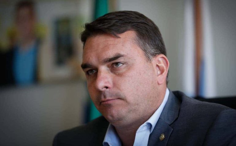 O senador Flavio Bolsonaro em seu gabinete Foto: Pablo Jacob / Agência O Globo