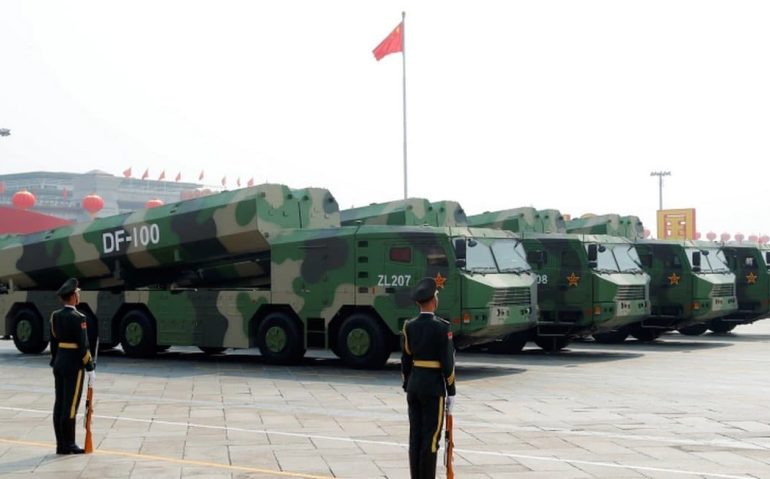 Veículos militares carregando mísseis de cruzeiro hipersônicos DF-100 passam pela Praça Tiananmen durante desfile militar que marcou o 70º aniversário da fundação da República Popular da China em 2019 Foto: Thomas Peter / Reuters