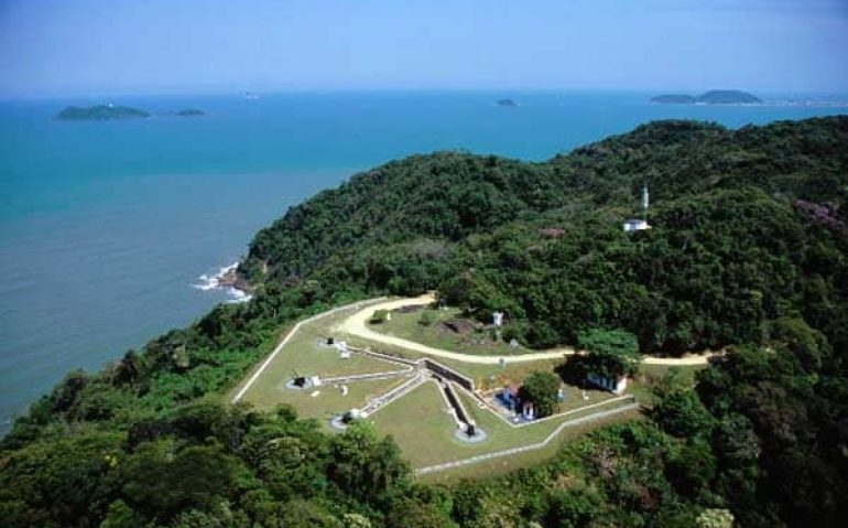 Vista aérea do Forte Marechal Luz. Ao fundo as Ilhas: Paz, Velha e Mandijituba. (UFSC)