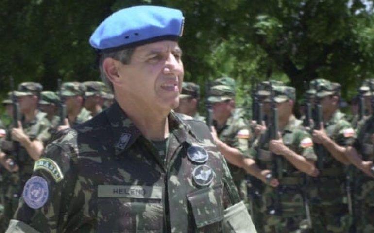 general-augusto-heleno-ribeiro-pereira-no-haiti-1505913458261_615x300