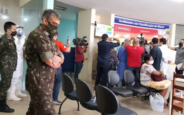 General do Exército, Antônio Manoel de Barros, foi barrado na recepção do Hospital Geral de Roraima — Foto: Valéria Oliveira/G1 RR