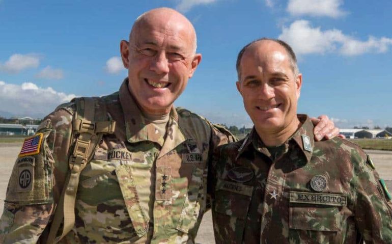 "O general brasileiro Alcides Valeriano de Faria Júnior (à direita), subcomandante para interoperabilidade do Exército Sul dos EUA, com Charles D. Luckey, chefe-geral do Comando da Reserva do Exército americano.| Foto: Stephanie Ramirez/US Army"