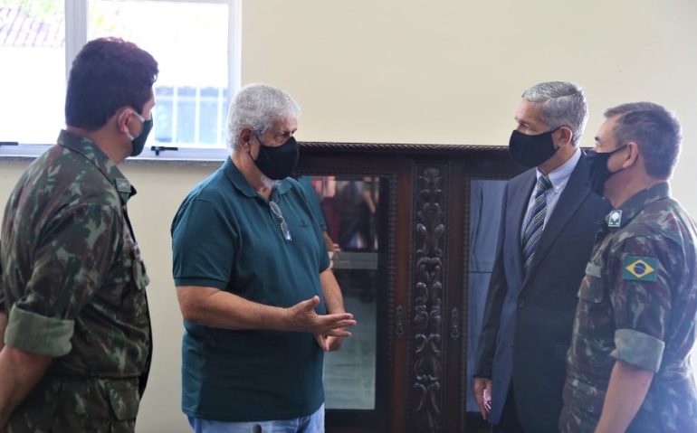 Anúncio da saída da ESA de Três Corações foi feito após reunião do prefeito Gordo Dentista (PSD) com o general que comanda a ESA — Foto: Divulgação/Prefeitura de Três Corações