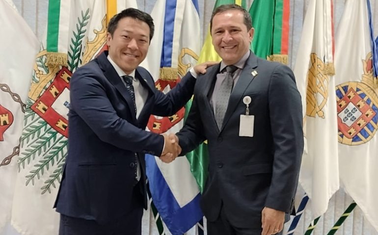 Presidente do PTB, Alex Kawano, com o general Martin, em Brasília (Foto: Divulgação)