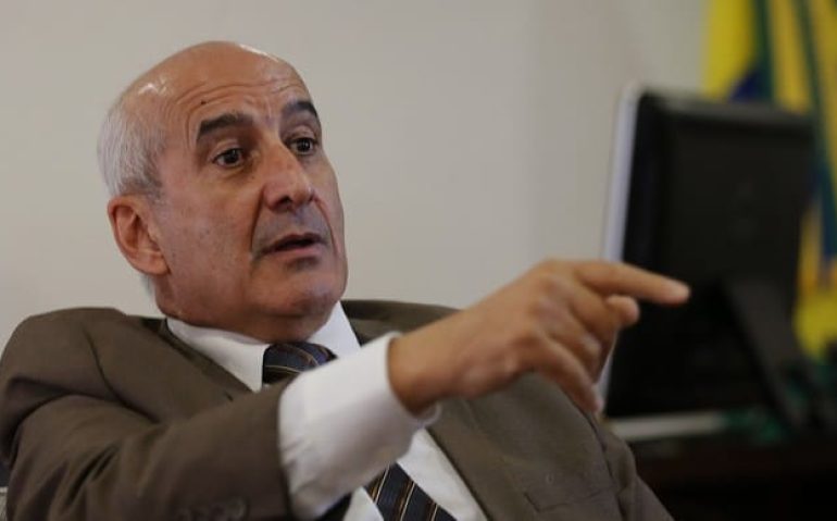 general ramos apontando o dedo