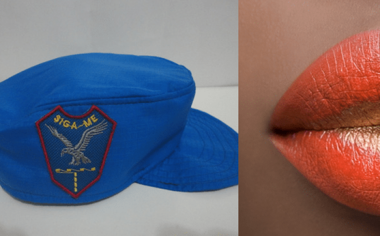 gorro azul e batom