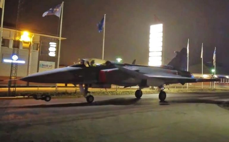 Caça Gripen E da FAB em rua da Suécia (Reprodução)
