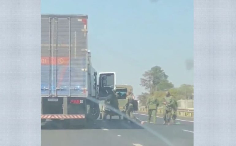 Grupo armado parou caminhoneiro na Anhanguera em Ribeirão Preto (SP) — Foto: Reprodução/EPTV