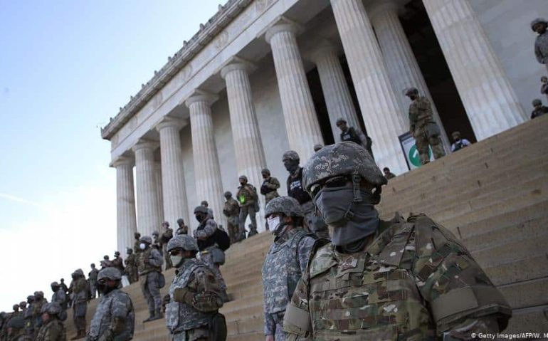 Guarda Nacional em frente ao Capitólio (DeuscheWelle)