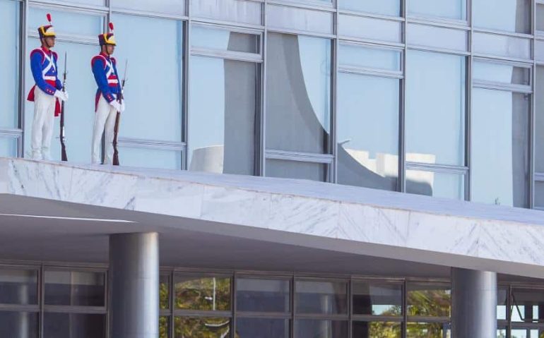 Soldados da guarda presidencial fazem proteção simbólica do Planalto
Imagem: Kleyton Amorim/UOL