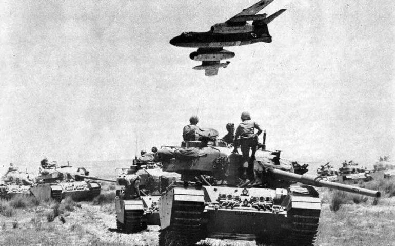 Bombardeiro-Vautour-II-sobrevoa-blindados-israelenses-na-Guerra-dos-Seis-Dias