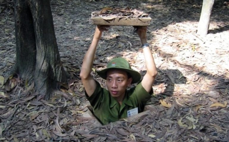 guia-mostra-entrada-de-tunel-usado-por-guerrilhas-vietcongues-contra-os-eua-1484141784085_615x300-1