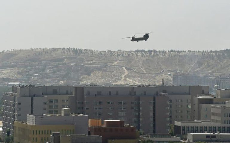 Helicóptero americano sobrevoa embaixada dos EUA em Cabul
WAKIL KOHSAR / AFP