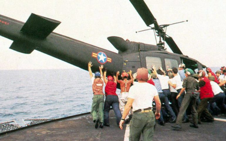 Helicóptero UH-1 Huey sendo jogado ao mar ao final da Guerra do Vietnã, durante a operação Vento Constante - Divulgação/Marinha dos EUA