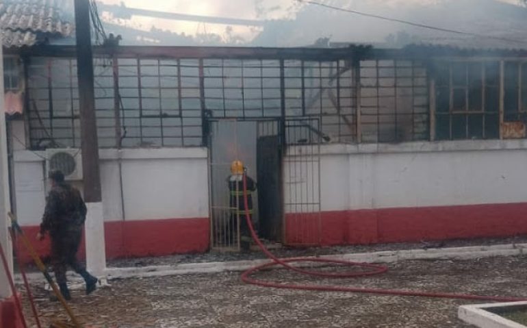 Incêndio aconteceu no começo da tarde deste domingo, em alojamento no interior do Regimento (foto enviada por WhatsApp)