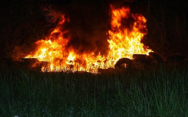 Fogo começou em pilhas de pneus, segundo os bombeiros — Foto: Asscom/Bombeiros
