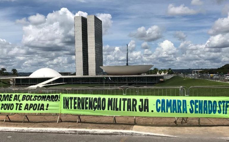 Faixa de apoio a Bolsonaro pede intervenção miitar
Imagem: Felipe Pereira