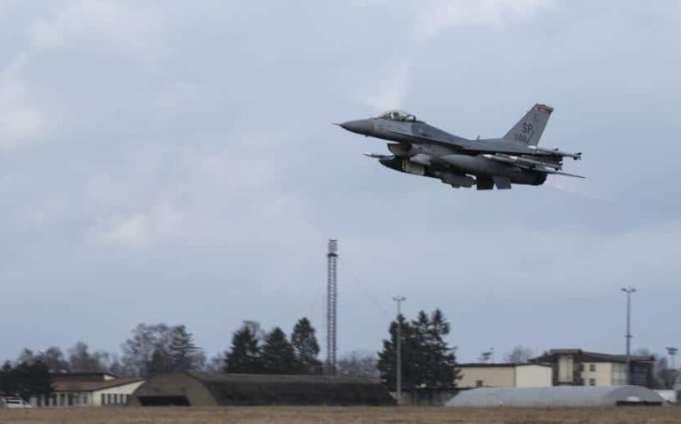 Jato norte-americano deixa base na Alemanha | Foto: Maeson L. Elleman / US Department of Defense / AFP / CP