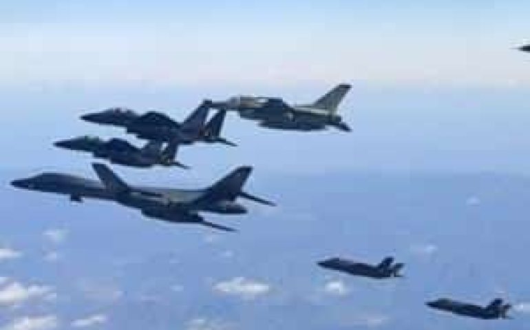 Bombardeiro B-1B Lancer, os jatos stealth F-35A e F-35B dos EUA e os caças F-16K e F-15K da Coreia do Sul voam em formação sobre a Península Coreana na junta anual Coreia-EUA
Imagem: Cortesia da Força Aérea
