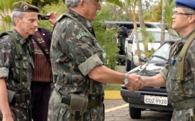 Como ministro da Defesa, Nelson Jobim usava farda com frequência