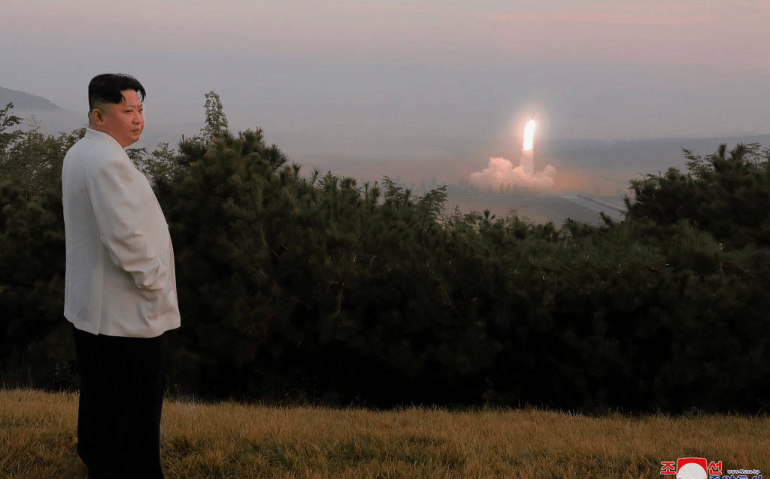 Imagem divulgada pela rede estatal KCNA, sem indicação de data ou local, mostra o ditador Kim Jong-un supervisionando lançamento de míssil na Coreia do Norte - KCNA/Reuters