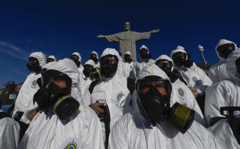 Limpo
Rio de Janeiro (AFP) - Militares das Forças Armadas fazem a desinfecção do Cristo Redentor, antes da reabertura do monumento ao público (@AFP Mauro Pimentel)