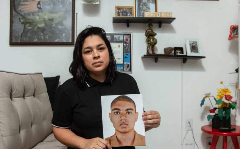 Alynne Soares, mãe do soldado Pedro Chaves, 19 - Ricardo Borges/Folhapress