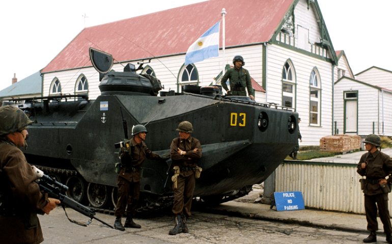 A Guerra das Malvinas em Port Stanley. Em abril de 1982 - Getty Images