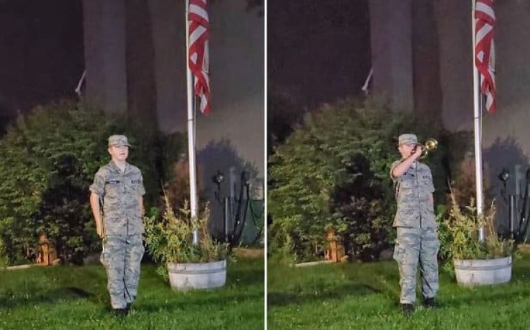 Devin Linehan, 14 anos, hasteia bandeira a meio mastro e toca silêncio, em homenagem aos 13 militares americanos mortos no ataque suicida ao aeroporto de Cabul (Reprodução: Fox News)