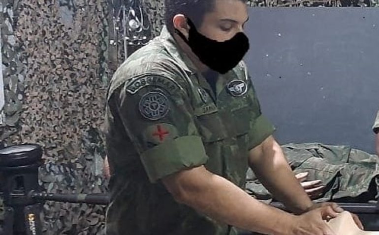 militar com 'máscara'