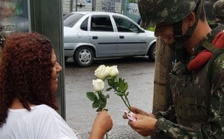 militar-oferece-rosa-para-moradora-da-vila-kennedy-1520521393290_615x300