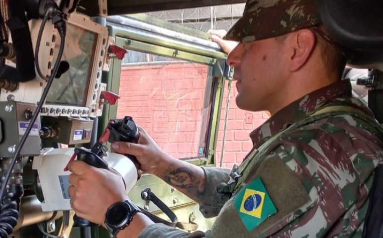 militar operando simulador no Guaicurus