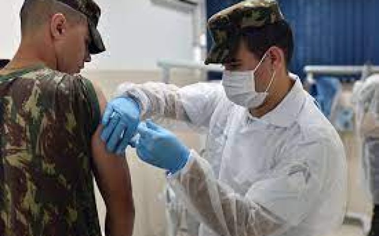 Militar do Exército sendo vacinado (Imagem: CMSE)