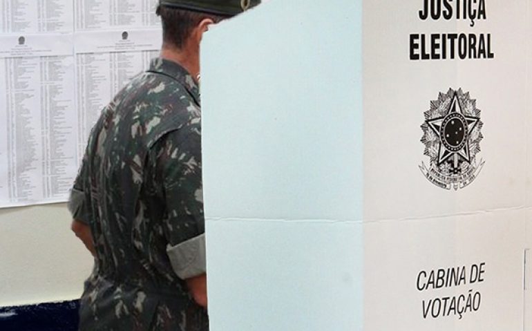 militar votando