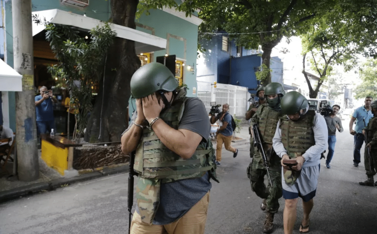 Militares da Marinha deixam a 18ª DP (Praça da Bandeira) — Foto: Domingos Peixoto