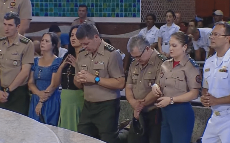 Militares em oração durante a Missa no Santuário Nacional de Aparecida / Foto: Reprodução TV Aparecida
