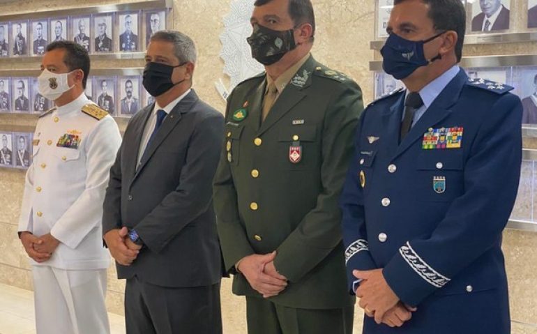 Da esq. para dir., comandante da Marinha, Almirante Almir Garnier Santos, o ministro da Defesa Braga Neto, o comandante da FAB, Carlos de Almeida Baptista Junior, e do Exército, Paulo Sérgio Nogueira | Foto: Reprodução