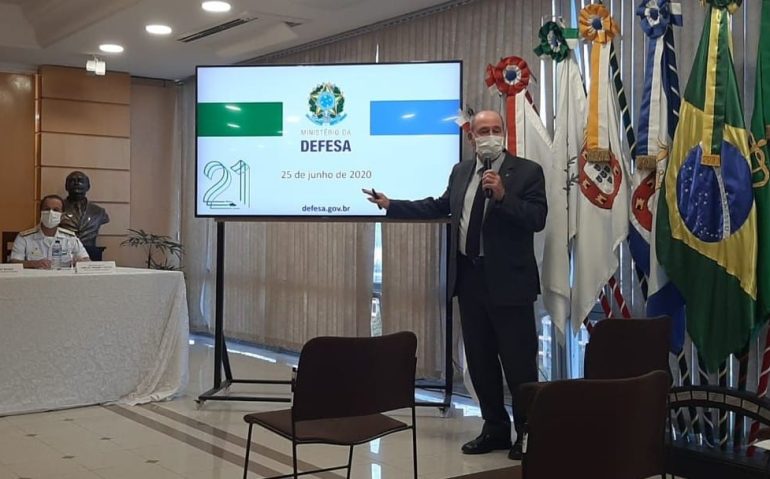 O ministro Fernando Azevedo durante apresentação no Ministério da Defesa de balanço de ações das Forças Armadas contra o coronavírus — Foto: Luiz Felipe Barbiéri / G1
