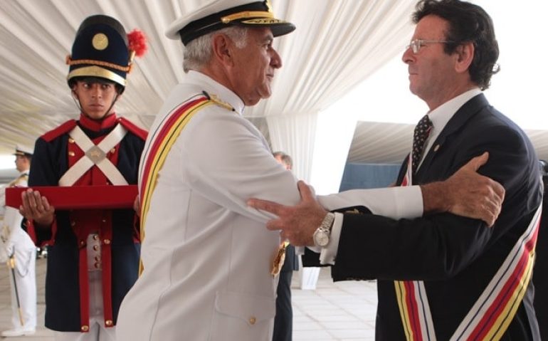 Ministro Álvaro Luiz Pinto entrega condecoração ao ministro Luiz Fux, do STF, em comemoração aos 203 anos da Justiça Militar da União. (STM/Migalhas – Reprodução)