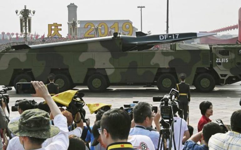 Míssil balístico Dongfeng 17 é exibido durante parada militar em Pequim. 01/10/2019 - Kyodo News/Getty Images