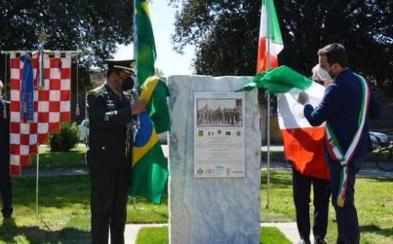 Monumento foi inaugurado na Piazza della Resistenza, em Pistoia (foto: Foto / Divulgação )
