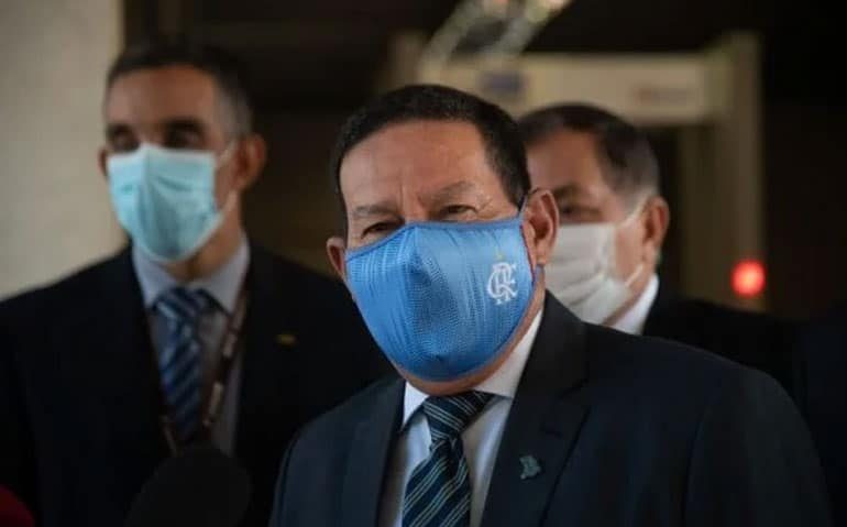 mourao com máscara do Flamengo