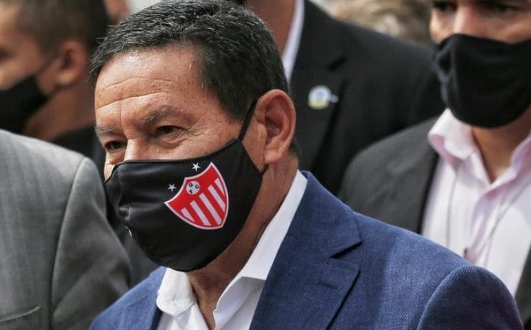 Mourão usando a máscara do Guarany de Bagé