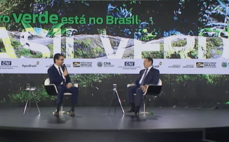 O ministro do Meio Ambiente, Joaquim Leite, (esq.) e o vice-presidente, Hamilton Mourão, durante o evento desta 5ª feira...