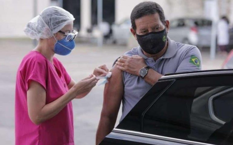 Mourão recebe segunda dose da vacina.
