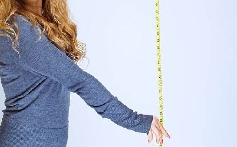mulher com fita métrica