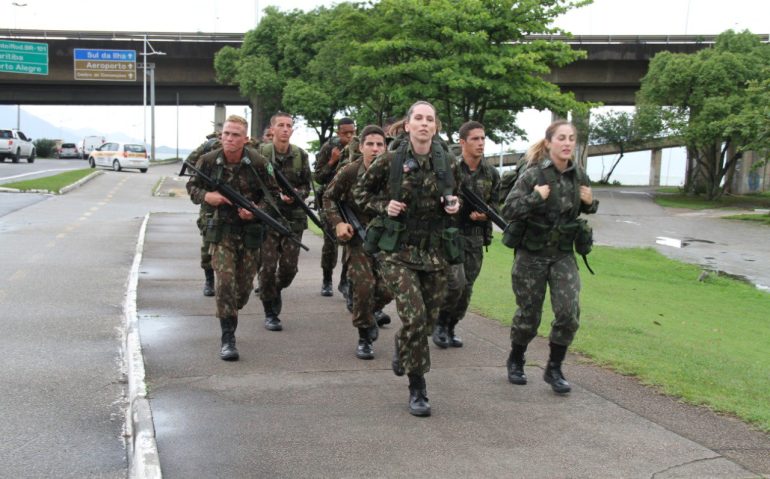 Mulheres participam pela primeira vez da prova Combatente Silva Paes, da 14ª Brigada de Infantaria Motorizada, competição de resistência física que reune equipes de todas as Organizações Militares do Estado de SC. (Imagem: EB)