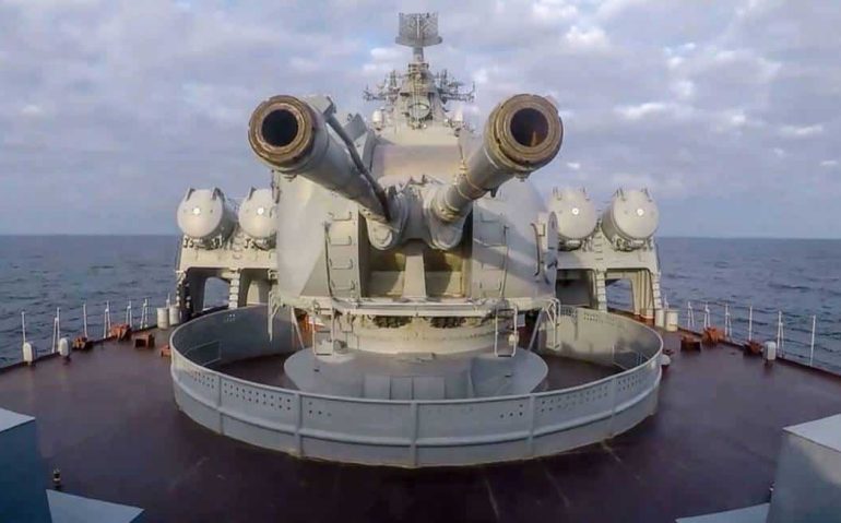 A torre de armas de um navio russo durante os exercícios navais do Mar Negro Foto: HANDOUT / AFP